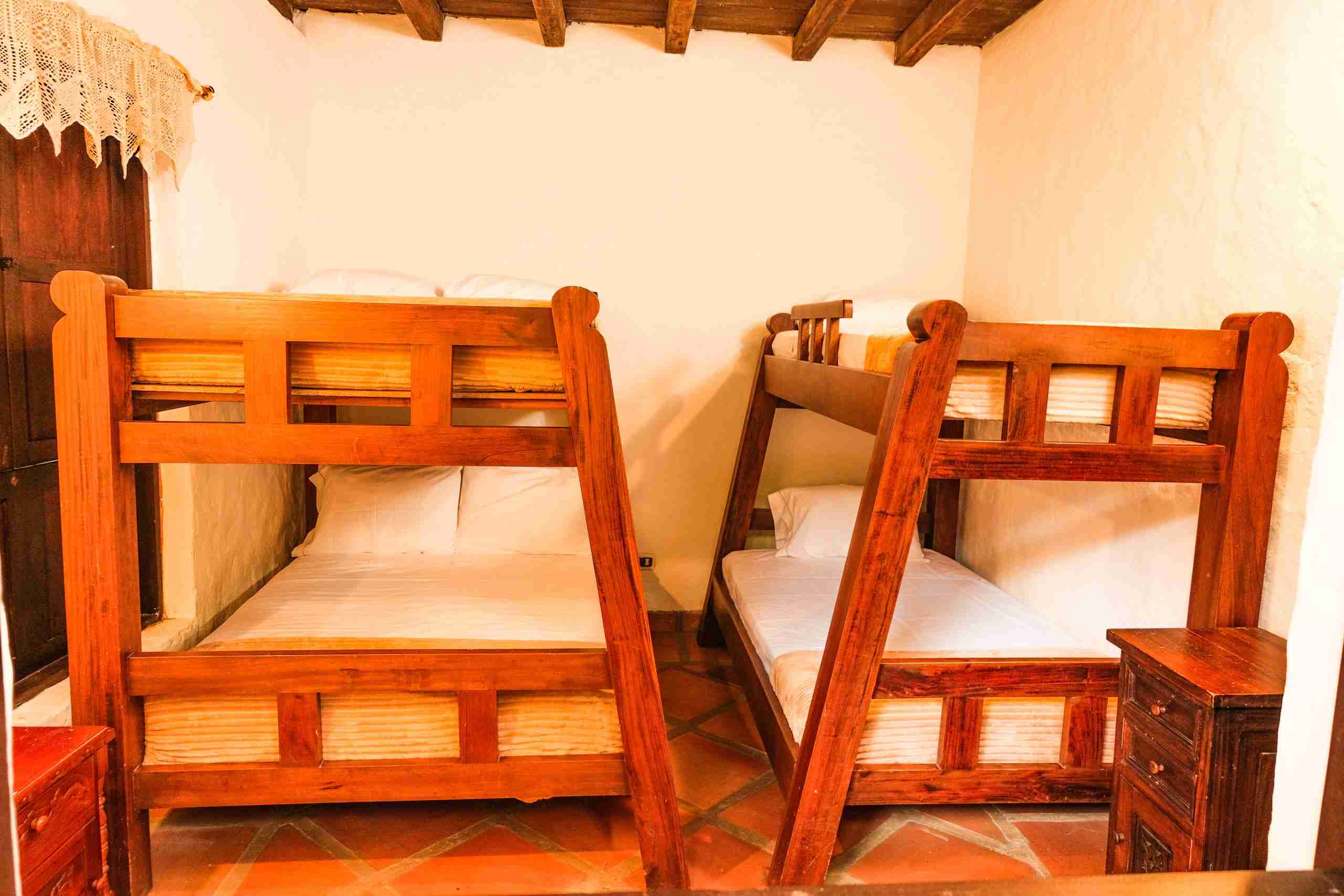 Camarotes de la cabaña rustica del ecohotel Huitaca