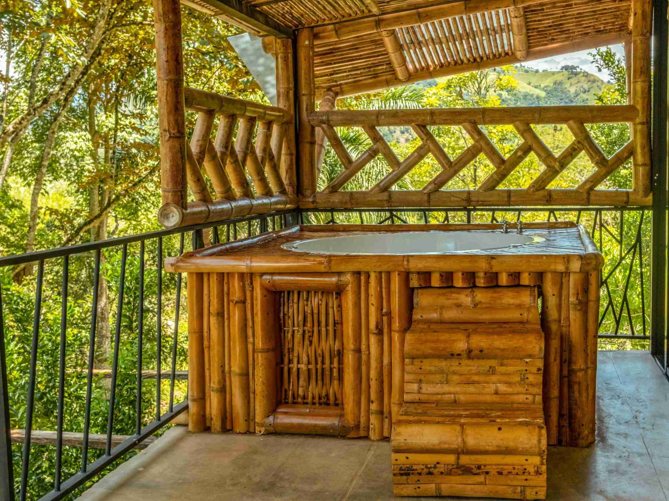 Jacuzzi en la cabaña de lujo del ecohotel huitaca