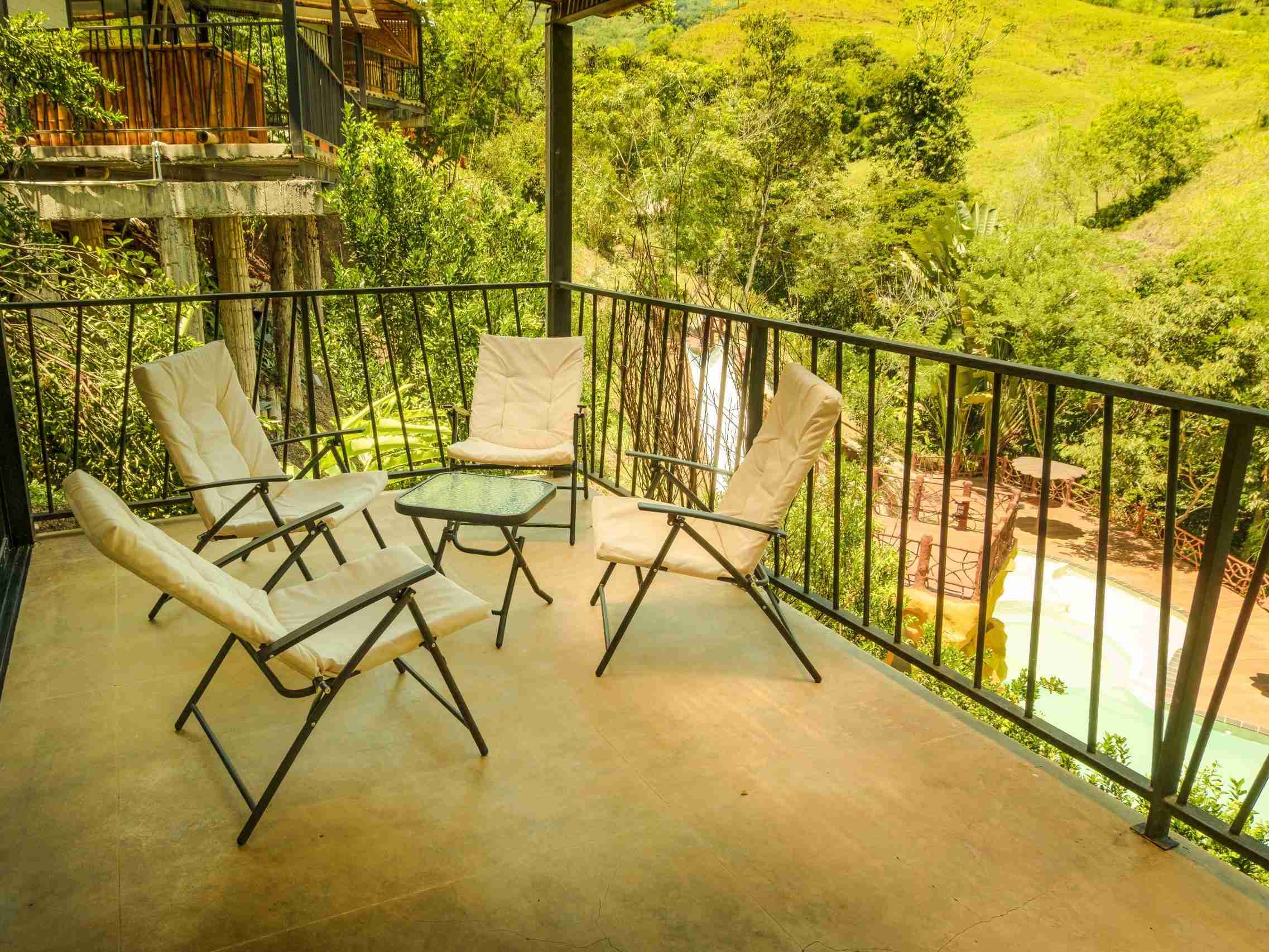 Balcon de cabaña de lujo del ecohotel huitaca