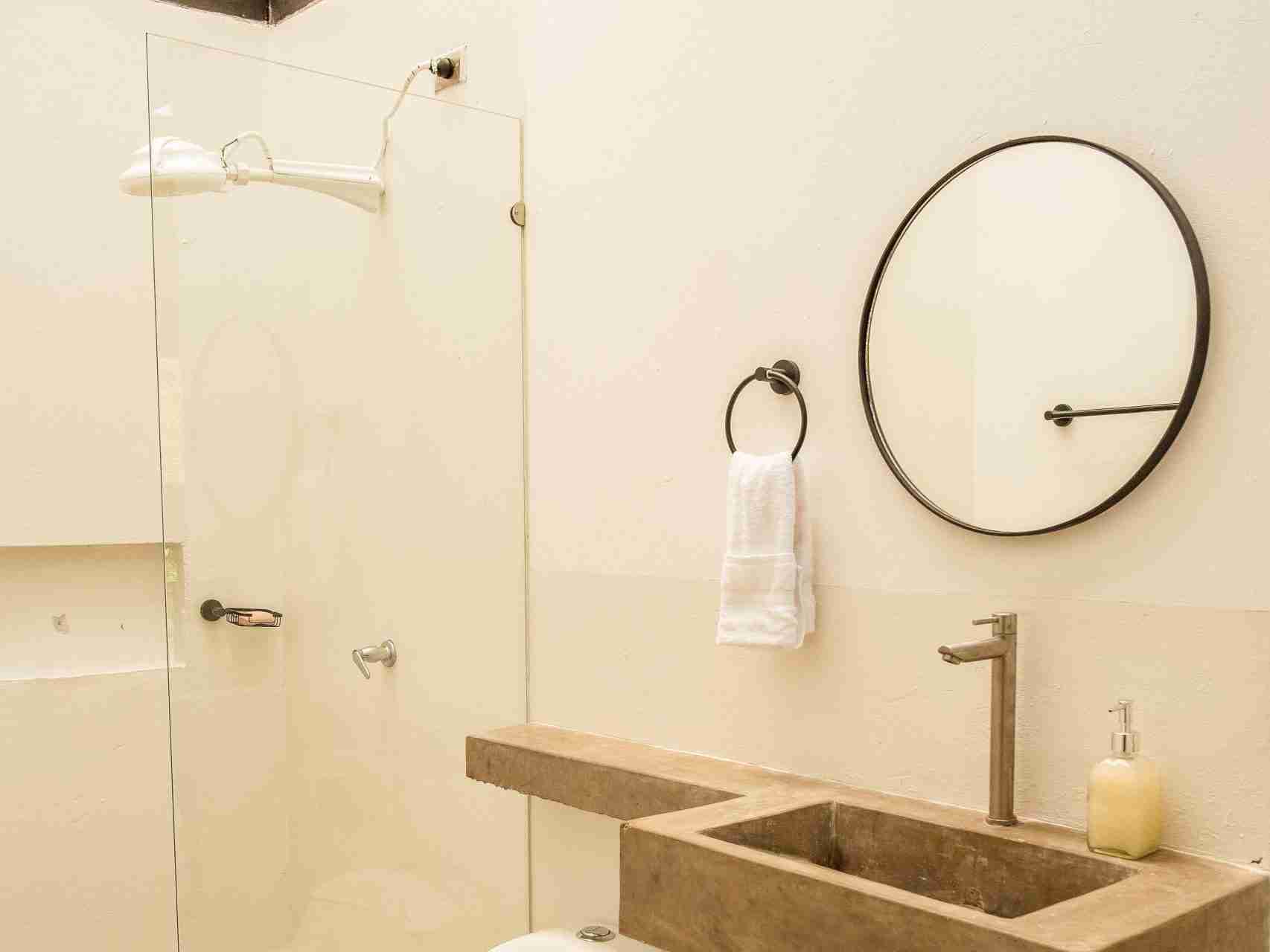 Baño de la cabaña de lujo del ecohotel Huitaca