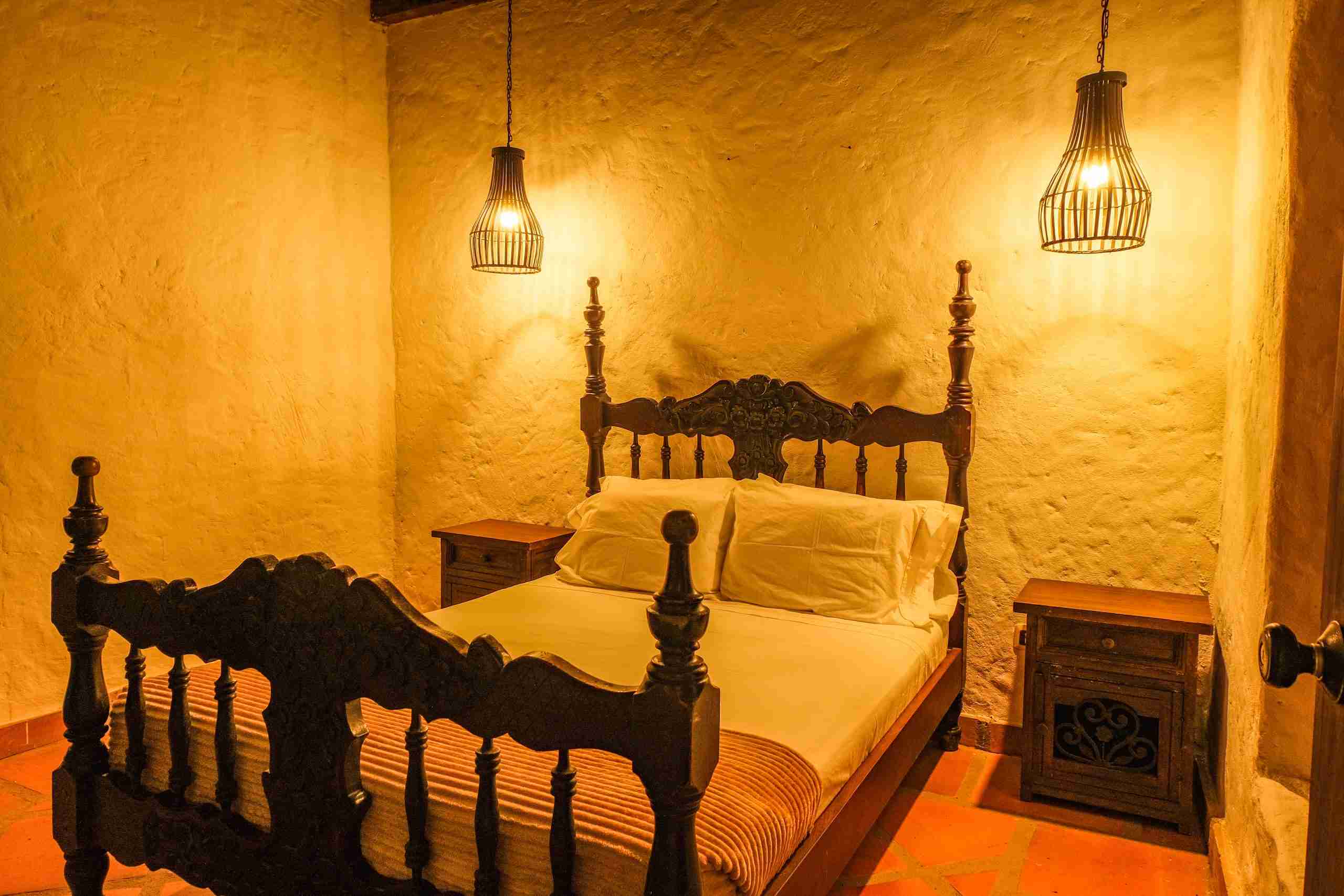 Habitacion principal de la cabaña rustica del ecohotel Huitaca