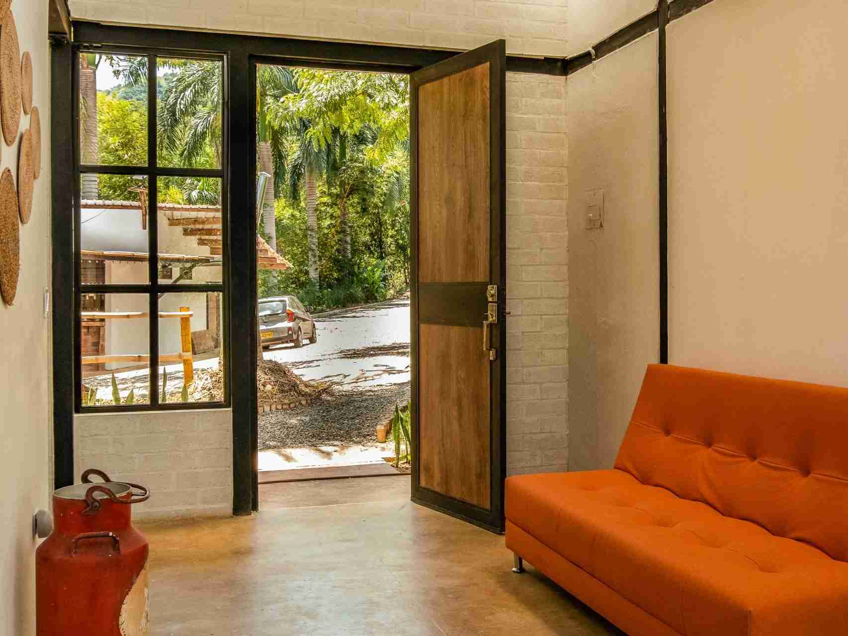 Sala de la cabaña de lujo del ecohotel Huitaca