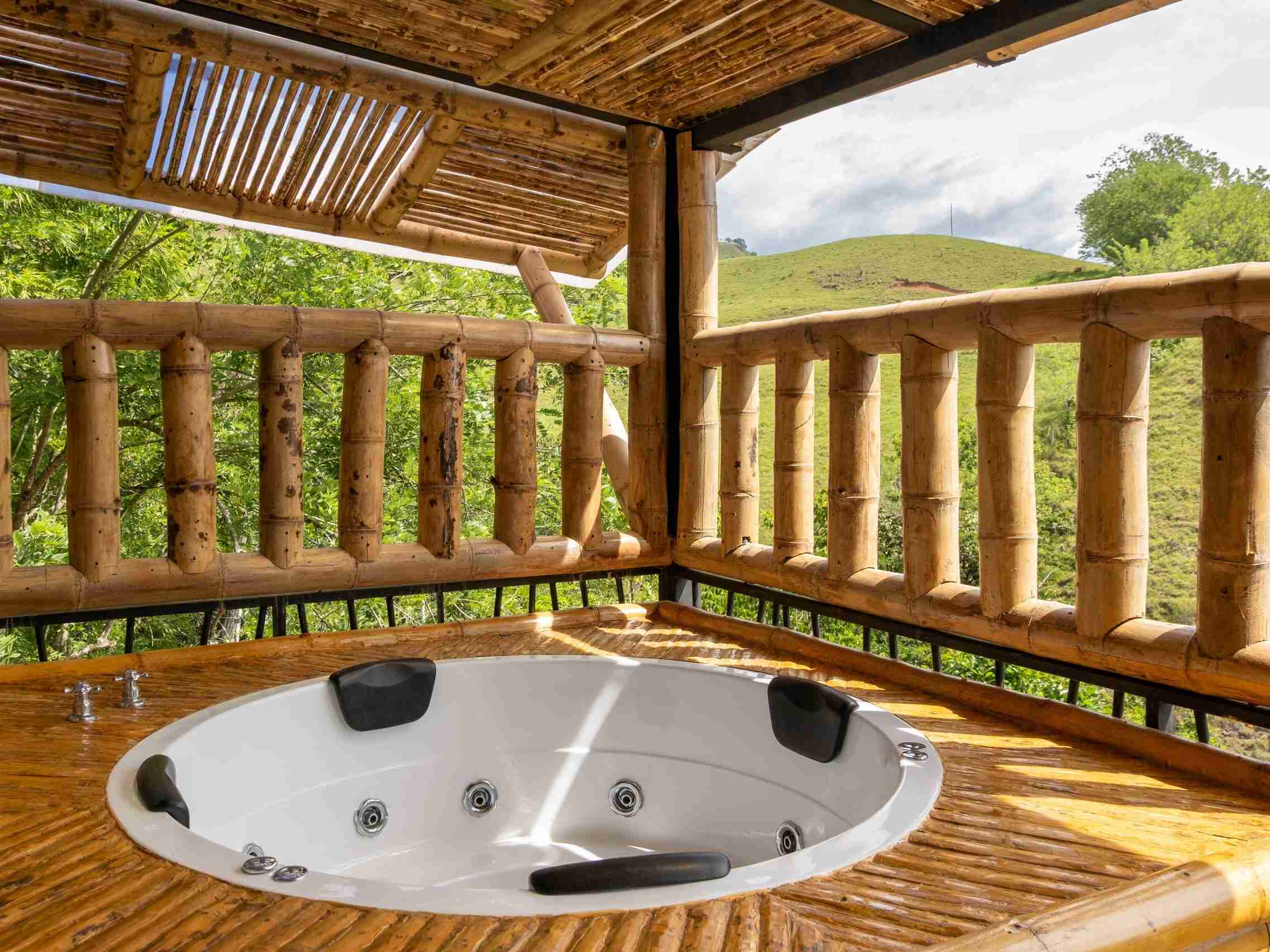 Jacuzzi de la cabaña de lujo del ecohotel Huitaca