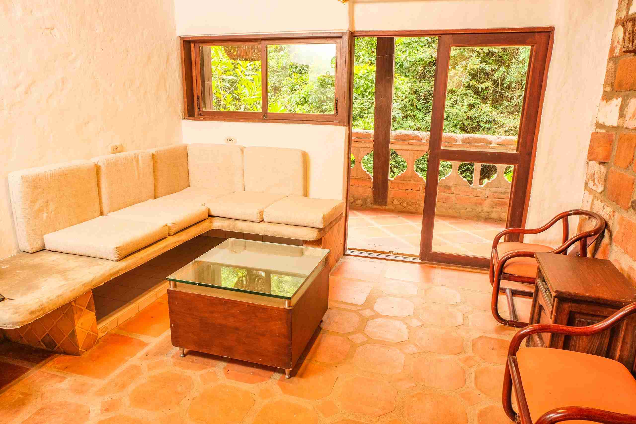 Sala de la cabaña rustica del ecohotel Huitaca